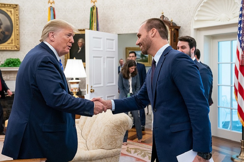 Eduardo Bolsonaro promete ‘novidades’ dos EUA após apoio de Trump ao pai