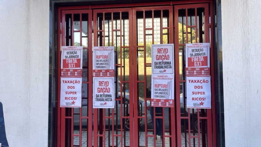 Na imagem, cartazes de propaganda do PT durante votação para a eleição nacional, estadual e zonal