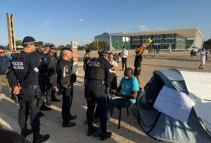 Em ato pró-Bolsonaro, deputado põe mordaça e acampa na Praça dos Três Poderes
