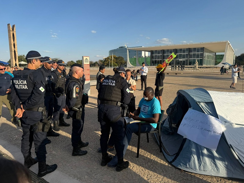 Em ato pró-Bolsonaro, deputado põe mordaça e acampa na Praça dos Três Poderes