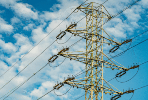 O documento aponta que 2024 terá um crescimento de 5,3% no consumo de energia em relação a 2023