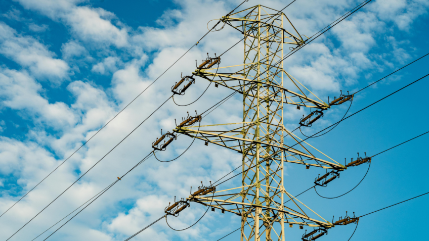 O documento aponta que 2024 terá um crescimento de 5,3% no consumo de energia em relação a 2023