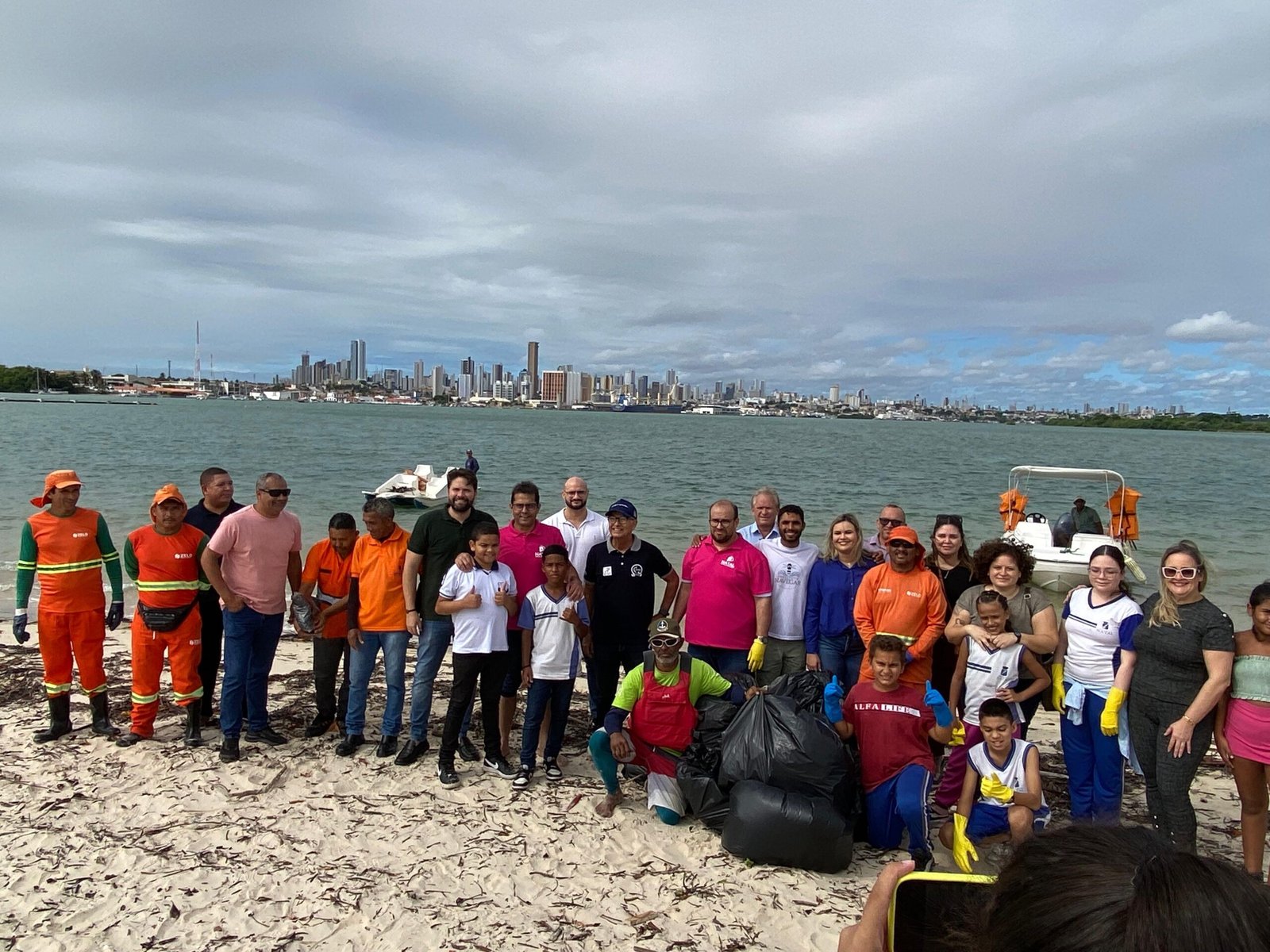 Estudantes participam de atividade de educação ambiental no Rio Potengi