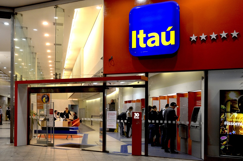 Ex-diretor cobra R$ 15 milhões do Itaú; banco o acusa de fraude