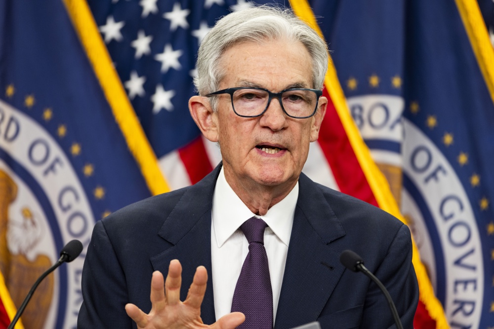 Fed resiste à pressão de Trump e mantém juros inalterados na faixa de 4,25 a 4,5%