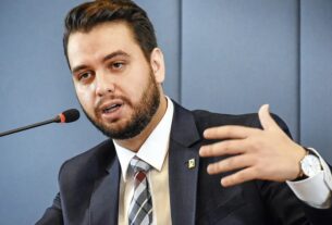 Filipe Martins diz ter sido usado de bode expiatório por Mauro Cid