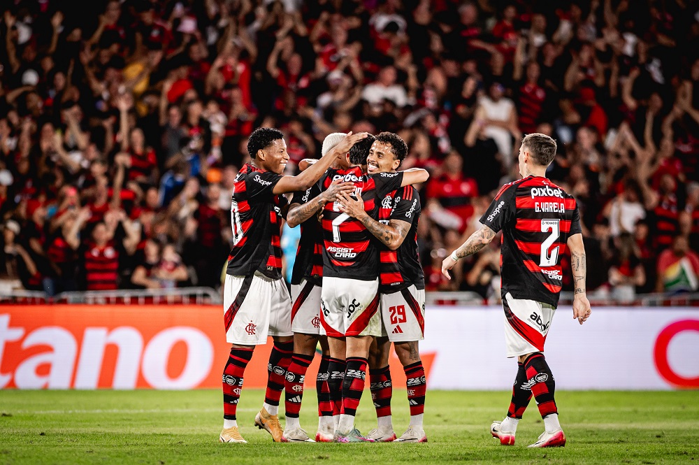 Flamengo vence o São Paulo na volta do Mundial de Clubes e se isola na liderança