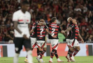 Flamengo vence o São Paulo por 2 a 0 no retorno ao Campeonato Brasileiro e se isola na liderança