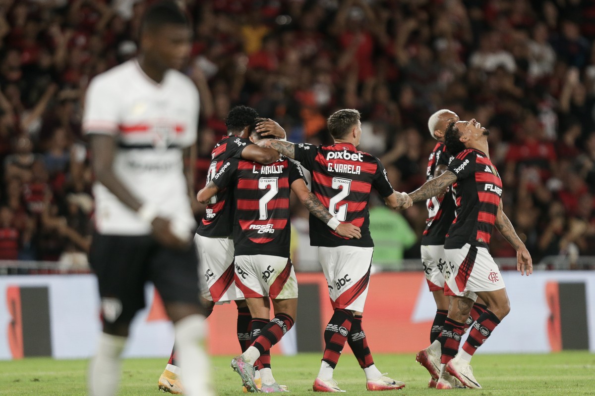 Flamengo vence o São Paulo por 2 a 0 no retorno ao Campeonato Brasileiro e se isola na liderança