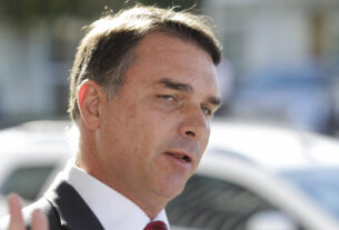 Senador Flávio Bolsonaro e o deputado Paulo Bililysnkyj, após reunião com Ricardo Pita, funcionário do gabinete do assunto do hemisfério ocidental do departamento de Estado dos EUA. Trataram sobre o crime organizado do Brasil assiciado com o crime nos EUA.