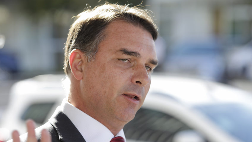 Senador Flávio Bolsonaro e o deputado Paulo Bililysnkyj, após reunião com Ricardo Pita, funcionário do gabinete do assunto do hemisfério ocidental do departamento de Estado dos EUA. Trataram sobre o crime organizado do Brasil assiciado com o crime nos EUA.