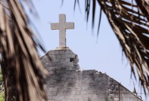 França condena bombardeio à igreja católica em Gaza sob sua ‘proteção’; Papa Leão XIV se diz triste, mas não cita Israel