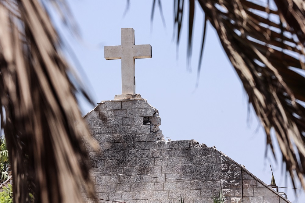 França condena bombardeio à igreja católica em Gaza sob sua ‘proteção’; Papa Leão XIV se diz triste, mas não cita Israel