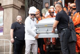 Francisco Gil, Otávio Muller e Carlinhos Brown carregam caixão de Preta Gil
