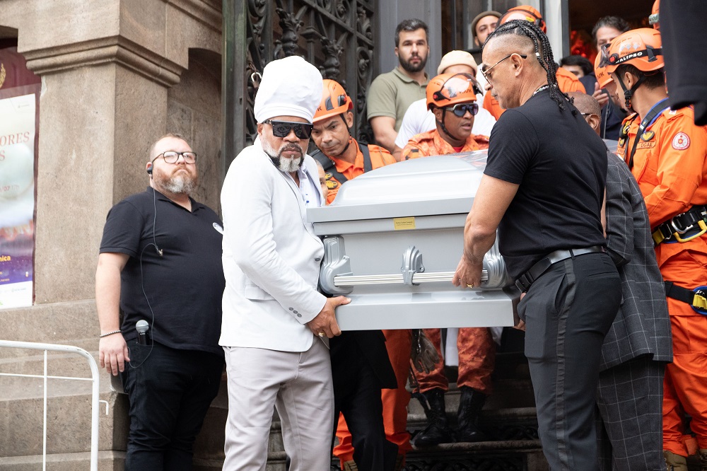 Francisco Gil, Otávio Muller e Carlinhos Brown carregam caixão de Preta Gil
