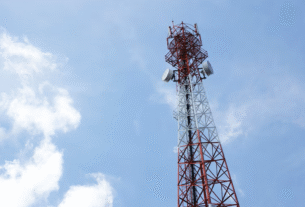 Funcionário passa mal e fica preso no topo de torre de celular em SP