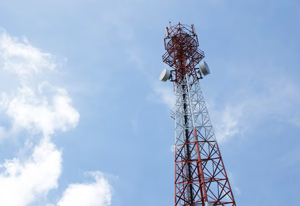 Funcionário passa mal e fica preso no topo de torre de celular em SP