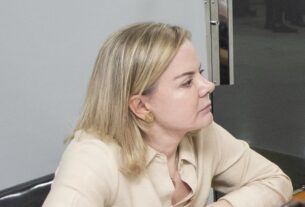 Gleisi Hoffmann critica tarifaço de Trump e acusa Tarcísio e Bolsonaro