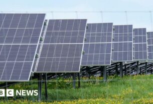 'Grandes painéis solares de energia britânica para escolas foram fabricados na China