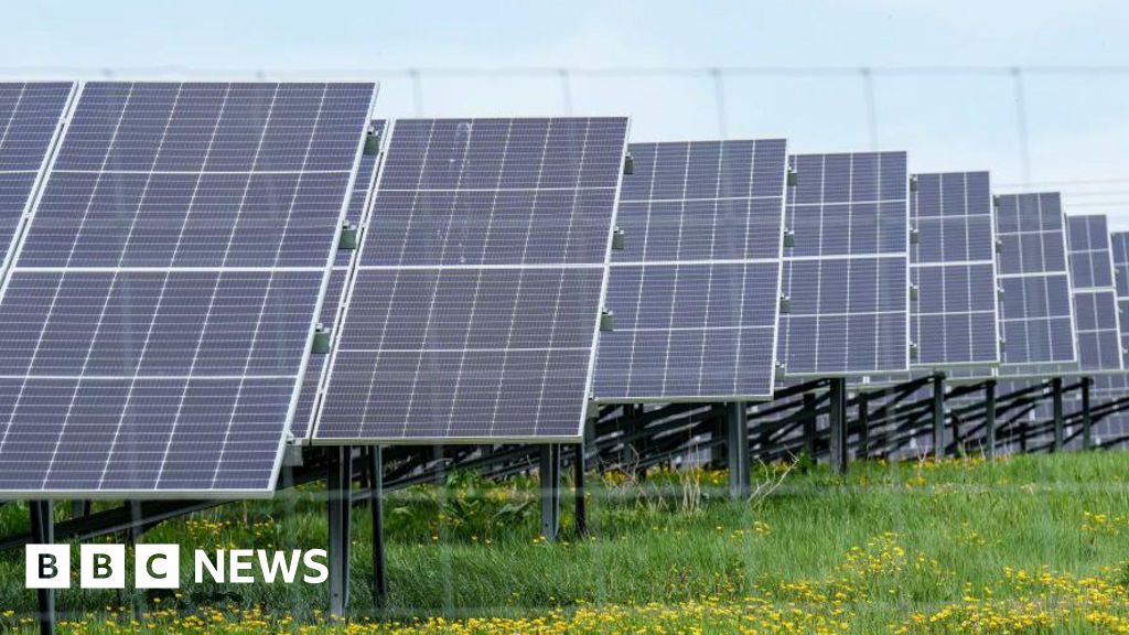 'Grandes painéis solares de energia britânica para escolas foram fabricados na China