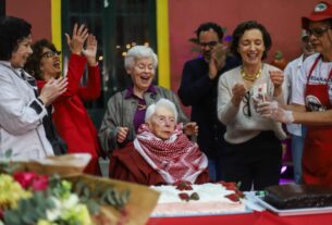 'Guardiã da história de luta do Brasil': centenário de Clara Charf é celebrado por família e amigos em São Paulo (SP)