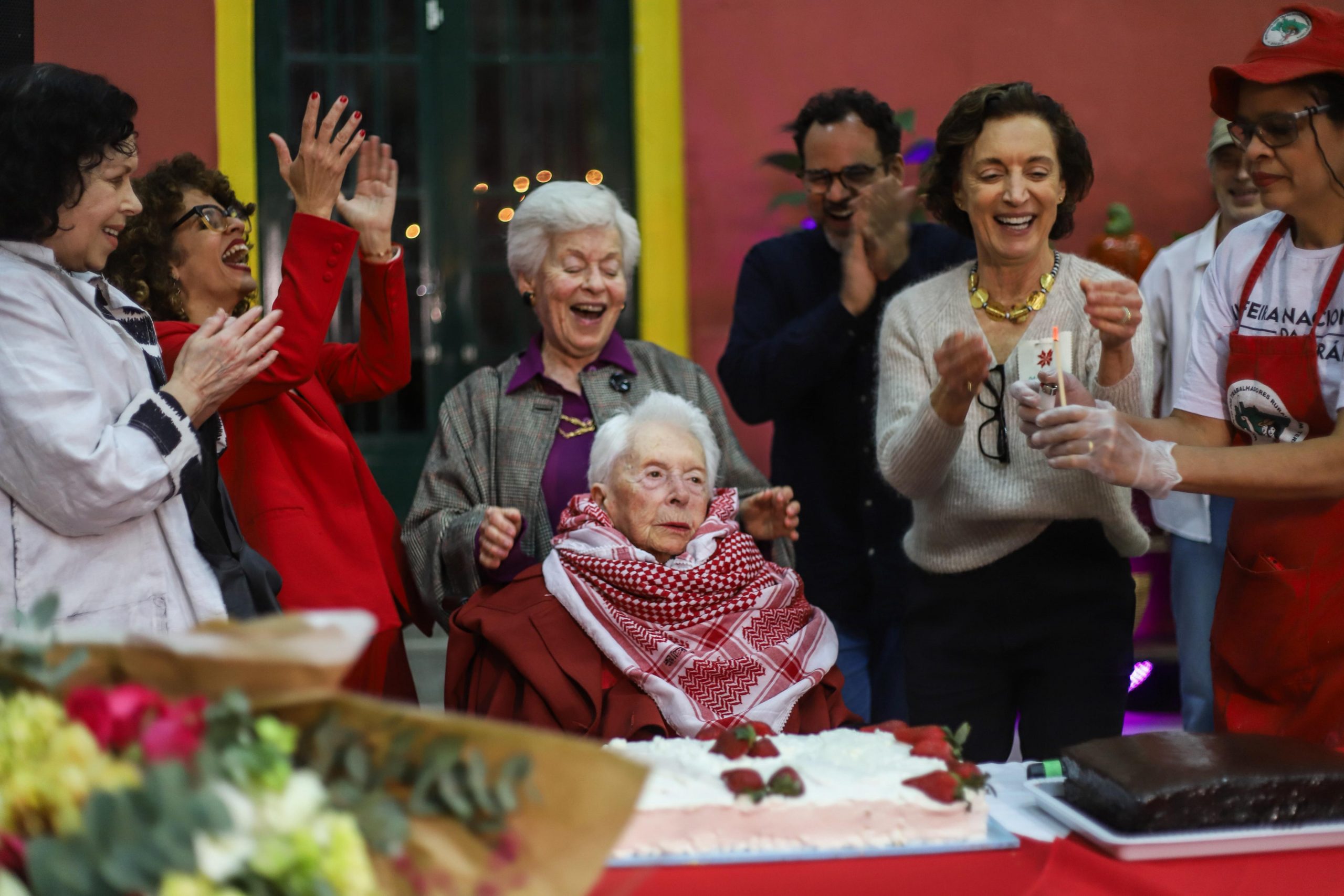 'Guardiã da história de luta do Brasil': centenário de Clara Charf é celebrado por família e amigos em São Paulo (SP)