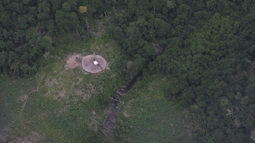 Malocas de aldeias yanomamis na região do Surucucu, dentro da terra indígena yanomami, na região oeste de Roraima