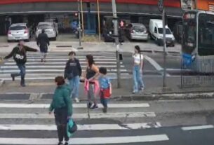 Homem acerta para-brisa de ônibus com pedaço de concreto em SP; veja vídeo