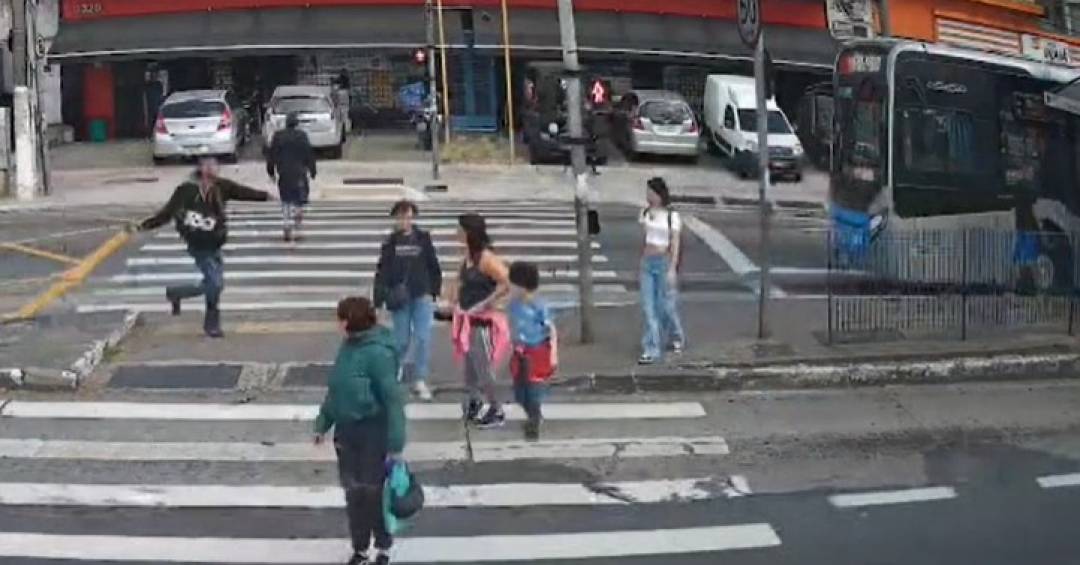 Homem acerta para-brisa de ônibus com pedaço de concreto em SP; veja vídeo