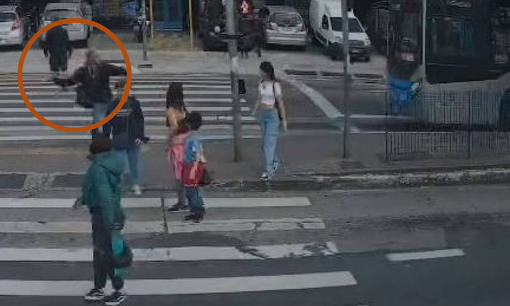 Homem arremessa pedra em ônibus parado em semáforo da avenida Cupecê, zona sul de São Paulo - Reprodução/Smart Sampa