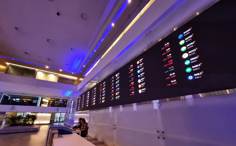 Ibovespa registra máxima histórica pelo segundo dia seguido; dólar sobe e fecha a R$ 5,24
