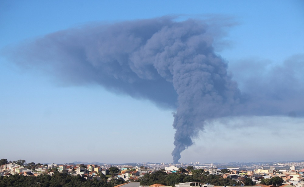 Incêndio atinge indústria de vasilhames em Guarulhos