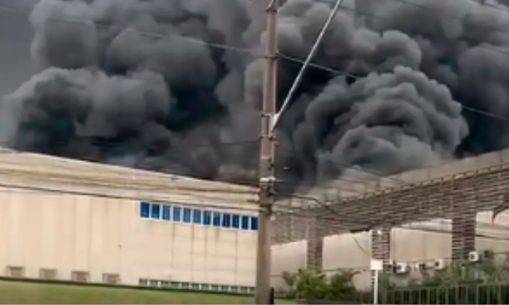 Incêndio de grandes dimensões consume cinco galpões comerciais em Barueri