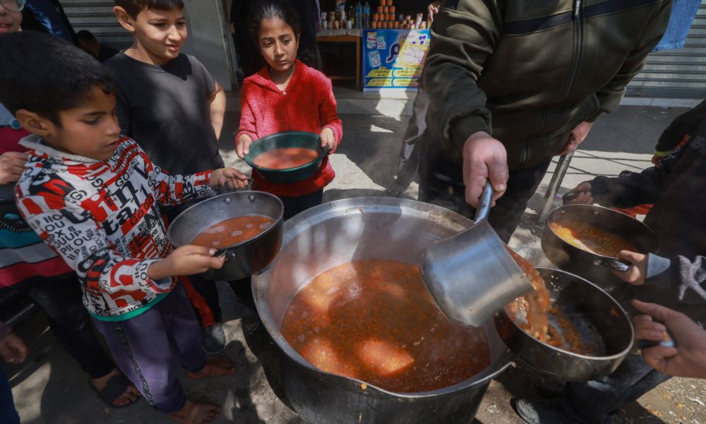 Israel autoriza volta de lançamentos de ajuda em Gaza, onde crise por fome se agrava