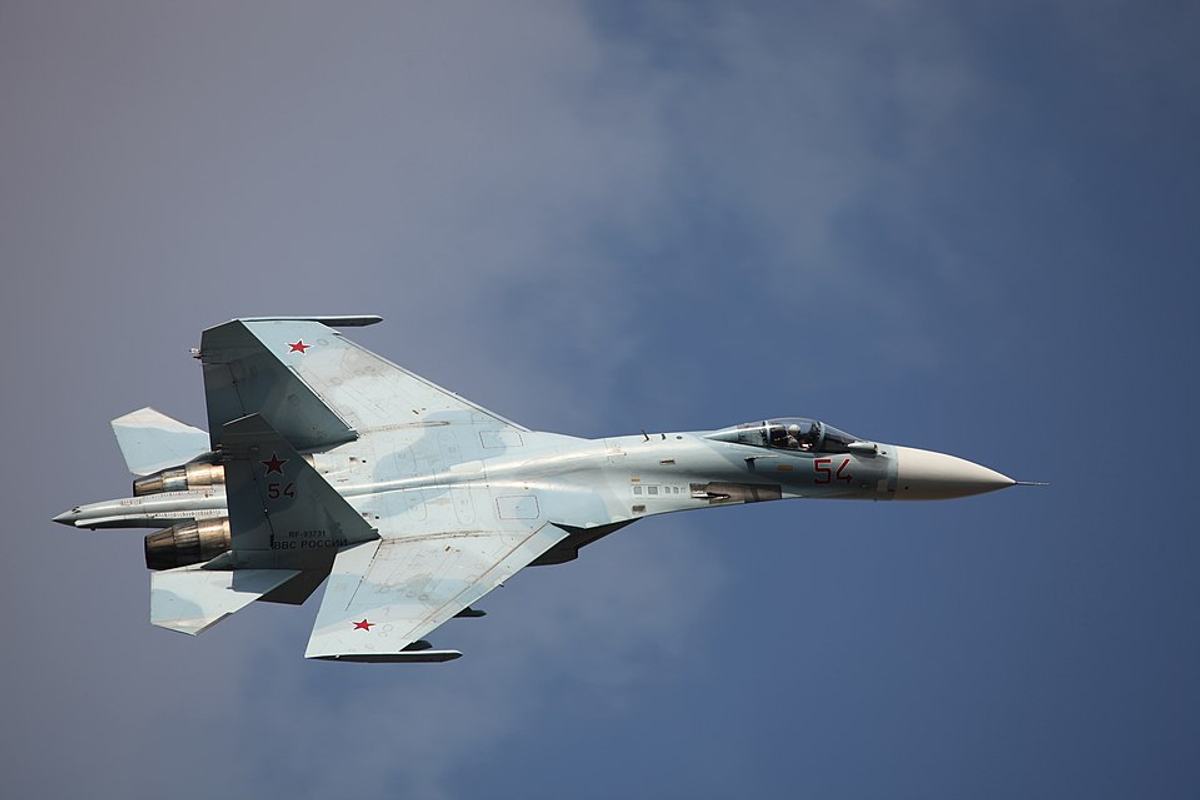 Jato de combate russo su-27ub destruído no aeródromo de Armavir, vídeo da Ucrânia Intel Liberações