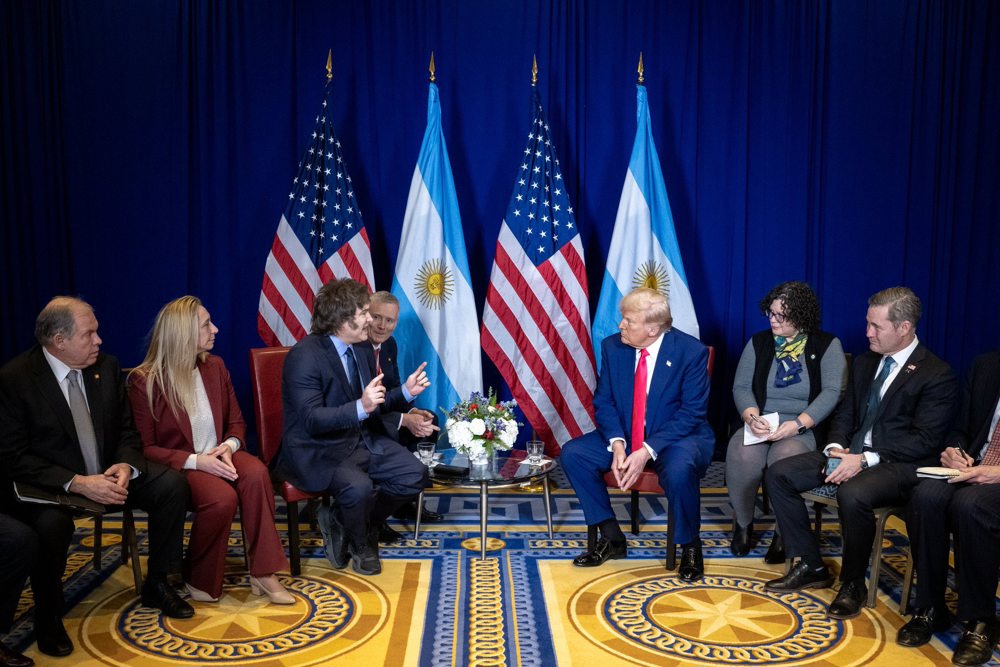 Javier Milei inicia negociação para que argentinos entrem nos EUA sem visto