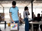 Jovens participam de eleição para prefeitos na Venezuela e mobilização empolga governo