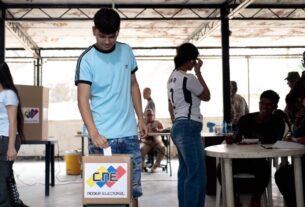 Jovens participam de eleição para prefeitos na Venezuela e mobilização empolga governo