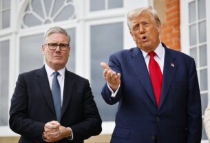 Keir Starmer se reúne com Trump na Escócia para discutir possível acordo sobre tarifas