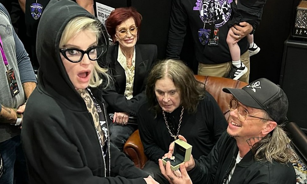 Kelly Osbourne é pedida em casamento por Sid Wilson em show de despedida do Black Sabbath