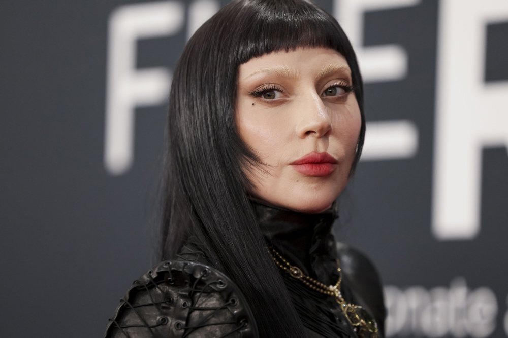 Lady Gaga homenageia Ozzy Osbourne em show; veja vídeo