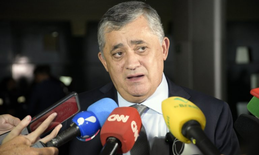 Líder do governo Lula na Câmara é internado e passa por cirurgia no coração