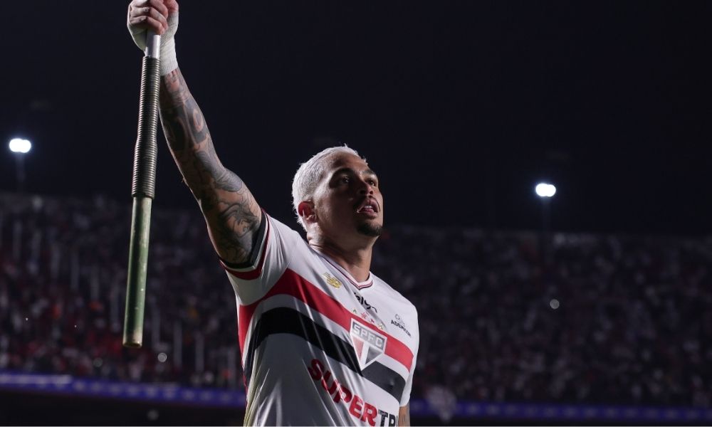 Luciano define jogo em três minutos, São Paulo bate Corinthians e volta a vencer no Brasileirão