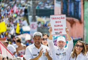 Lula exibe cartaz que pede 'taxação dos super ricos' em manifestação em Salvador