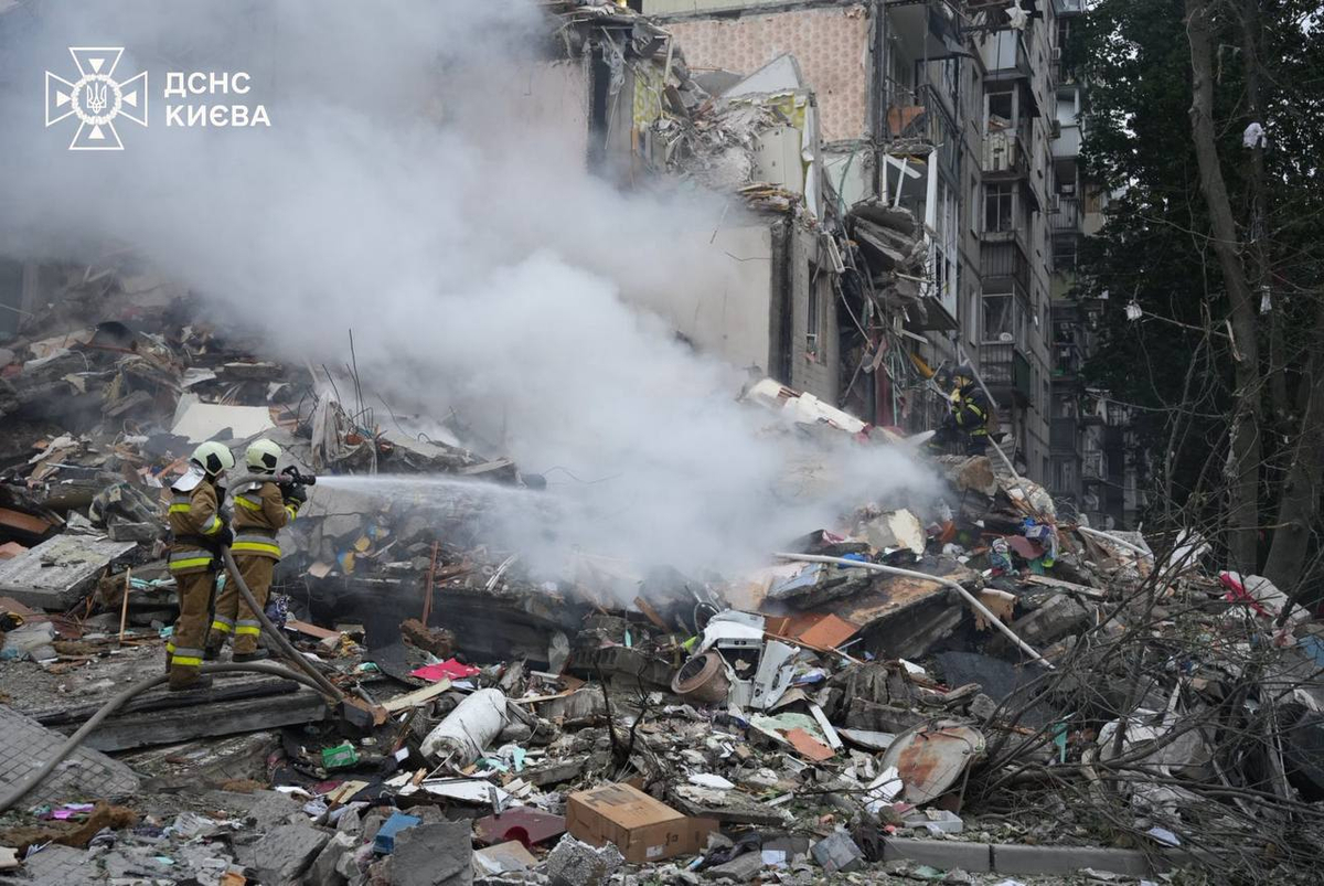 Mais de 300 drones, 8 mísseis, entrada de apartamento Kyiv destruída