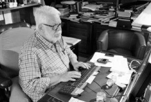 Manoel Carlos está sob cuidados médicos e é acompanhando pela família