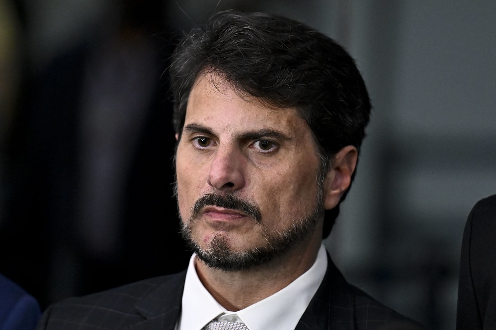 Marcos do Val desobedece STF e viaja aos EUA