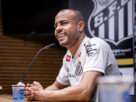 Mayke é apresentado no Santos e diz estar pronto para entrar em campo: ‘Ajudar com experiência’
