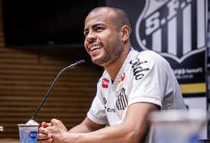 Mayke é apresentado no Santos e diz estar pronto para entrar em campo: ‘Ajudar com experiência’