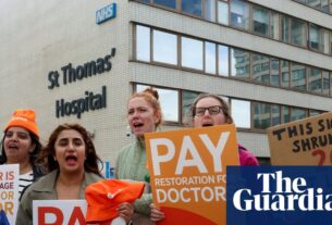 Médicos residentes na Inglaterra entram em greve sobre a restauração do pagamento | NHS